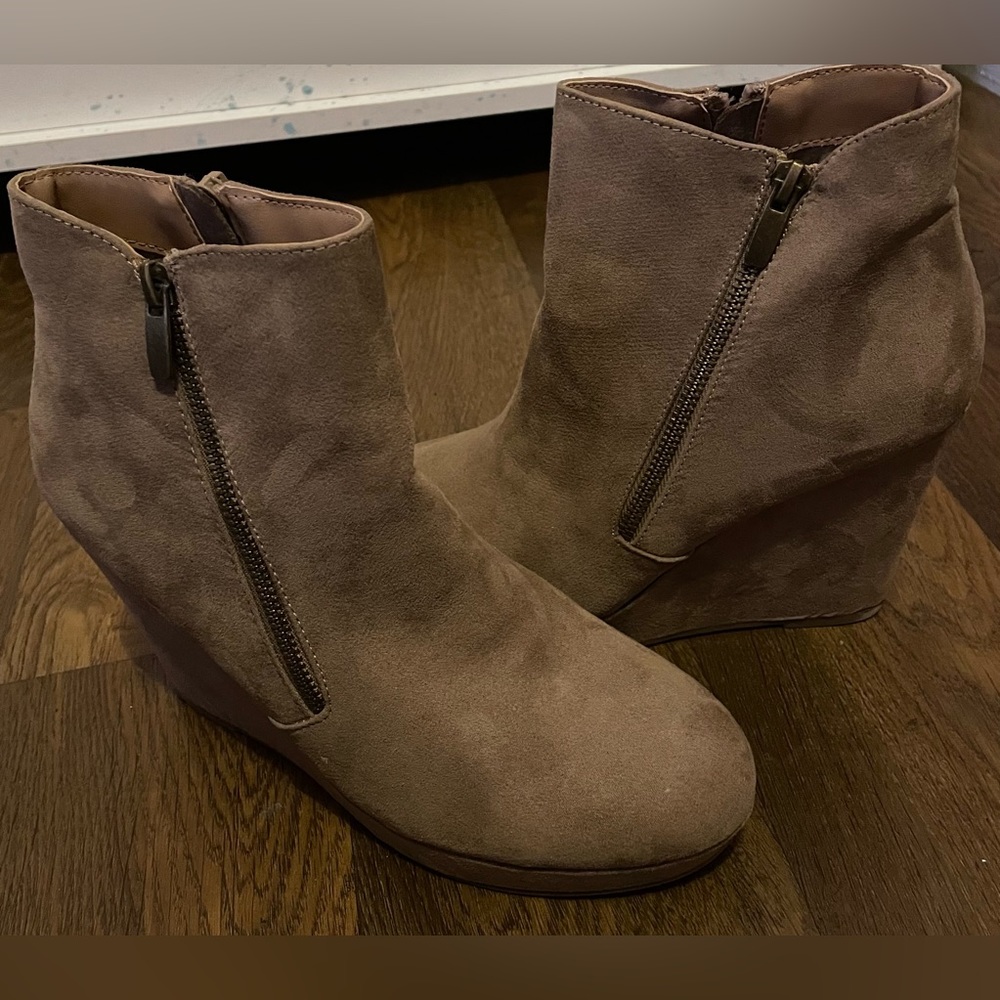 Wedged boots
